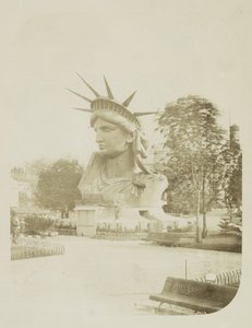 Tête de la Statue de la Liberté exposée dans un parc à Paris, 1883 - Albert Fernique