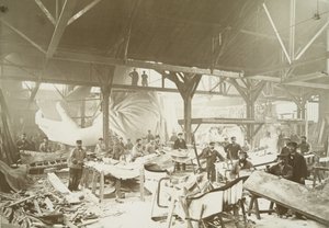 Hommes dans un atelier martelant des feuilles de cuivre pour la construction de la Statue de la Liberté, 1883