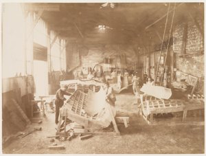 Hommes dans un atelier façonnant des feuilles de cuivre pour la construction de la Statue de la Liberté, Paris, 1883