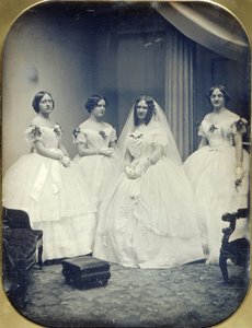 Une mariée et ses demoiselles d