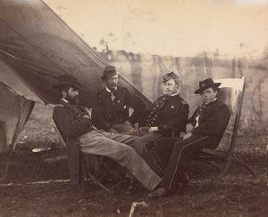 [Quatre officiers]
