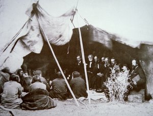 Le général William T. Sherman (1820-91) préside au traité de Fort Laramie avec le chef Red Cloud, avril 1868 - Alexander Gardner