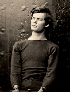 Lewis Powell avec des fers aux poignets à bord de l