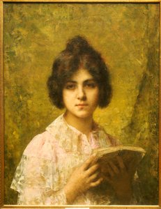 Jeune femme tenant un livre