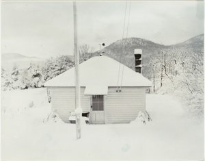 Première neige et la petite maison - Alfred Stieglitz