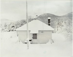 Première neige et la petite maison - Alfred Stieglitz