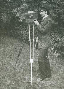 Autoportrait avec appareil photo, trépied et pistolet, 1886 - Alfred Stieglitz