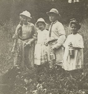 Sans titre (Flora, Elizabeth, Howard & Kitty dans un champ à Lake George) - Alfred Stieglitz