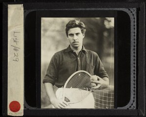 Sans titre (Neveu Edward avec une raquette de tennis)