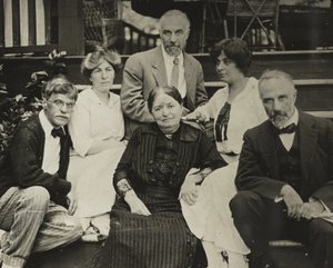 Sans titre (Stieglitz, Agnes, mère Hedwig, Julius, Selma, et Lee sur les marches d