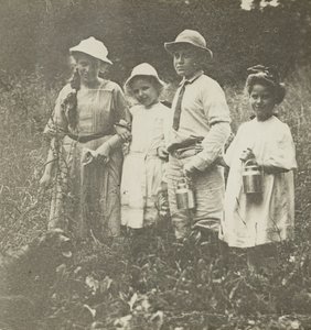 Sans titre Flora, Elizabeth, Howard & Kitty dans un champ à Lake George - Alfred Stieglitz