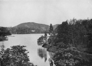 Un coin du lac Nuwara Eliya, c. 1890, 1910 - Alfred William Amandus Plate