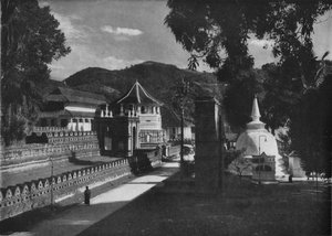 Le temple de la dent sacrée et Dagoba, Kandy, Ceylan - Alfred William Amandus Plate