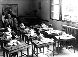Villa Rosa Maltoni Mussolini : garçons dans une salle de classe - Fratelli Alinari