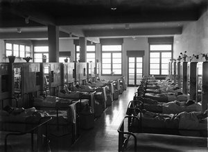 Villa Rosa Maltoni Mussolini : enfants dans leurs lits - Fratelli Alinari