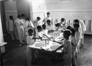 Villa Rosa Maltoni Mussolini : enfants se lavant avant le coucher - Fratelli Alinari