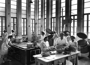 Villa Rosa Maltoni Mussolini : cuisiniers préparant des repas (photo n/b)