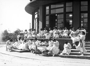 Villa Rosa Maltoni Mussolini : étudiantes pendant une leçon de couture, en plein air (photo n/b)