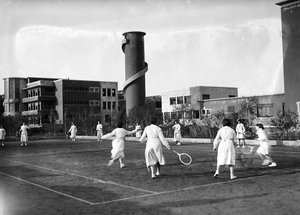 Villa Rosa Maltoni Mussolini : étudiantes pendant un match de tennis (photo n/b) - Fratelli Alinari