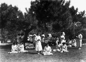 Villa Rosa Maltoni Mussolini : étudiantes pendant une leçon en plein air