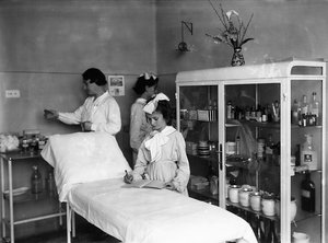 Villa Rosa Maltoni Mussolini : étudiantes dans la salle d