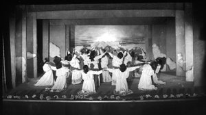 Villa Rosa Maltoni Mussolini : élèves féminines en représentation - Fratelli Alinari
