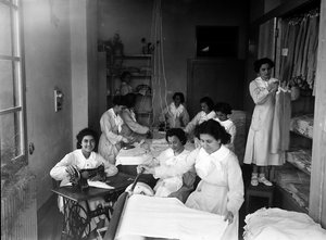 Villa Rosa Maltoni Mussolini : filles repassant et préparant le linge (photo n/b)