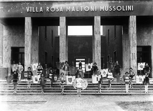 Villa Rosa Maltoni Mussolini : groupe de jeunes filles habillées en pages (photo n/b)