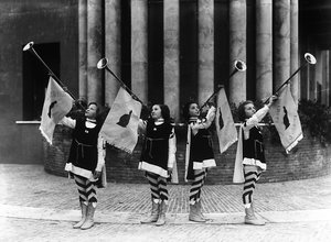 Villa Rosa Maltoni Mussolini: groupe de jeunes filles habillées en pages