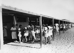 Villa Rosa Maltoni Mussolini : distribution de repas sur la plage