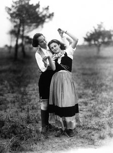 Villa Rosa Maltoni Mussolini : deux adolescents portant des costumes traditionnels frioulans (photo n/b) - Fratelli Alinari