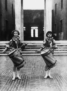 Villa Rosa Maltoni Mussolini : deux jeunes filles habillées en pages