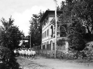 Villa Rosa Maltoni Mussolini : jeunes étudiantes en promenade - Fratelli Alinari