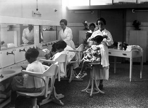 Villa Rosa Maltoni Mussolini : jeunes filles se faisant couper les cheveux - Fratelli Alinari