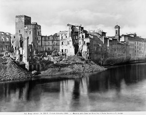 Seconde Guerre mondiale : les maisons le long du fleuve Arno, entre le Ponte Vecchio et San Jacopo à Florence, après le bombardement. Cette photographie faisait autrefois partie de la Collection Brogi, mais appartient maintenant à la Collection Alinari