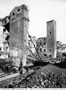 Seconde Guerre mondiale : les décombres sur la Via Por Santa Maria avec les Tours des Baldovinetti et Amidei à Florence, après le bombardement. Cette photographie faisait autrefois partie de la Collection Brogi, mais appartient maintenant à la Collection A - Fratelli Alinari