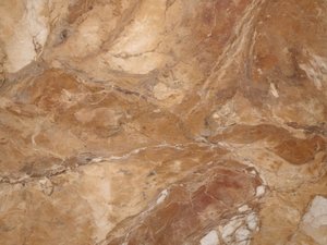 Marbre aux teintes riches et terreuses