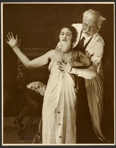[Alphonse Mucha en costume avec sa fille Jaroslava comme modèle pour l