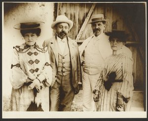 [Alphonse Mucha avec ses sœurs Ana et Andela et le mari d