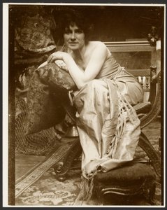 [Modèle féminin posant pour le panneau décoratif "Émeraude", utilisé au début des années 1930 pour plusieurs autres dessins et peintures, Paris.]