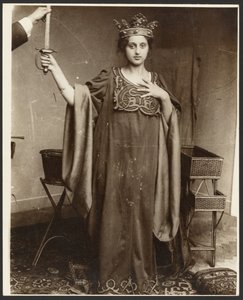 [Modèle féminin portant une couronne et tenant une épée]