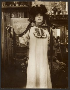 [Modèle féminin vêtu d