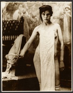 [Modèle de femme nue drapée de tissu].