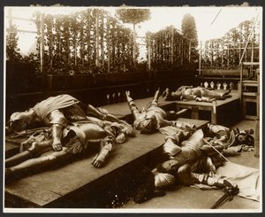 [Six mannequins masculins représentant des guerriers antiques vêtus d