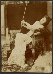 [Femme modelant sur un banc]