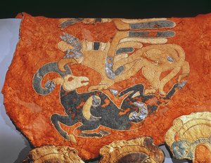 Couverture de selle décorée avec un griffon attaquant un bouquetin