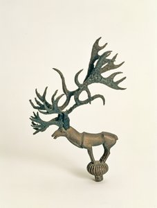 Terminal représentant un cerf, des tumulus funéraires de Pazyryk, Ve siècle av. J.-C. (cuir et bois)