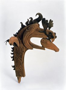 Terminal représentant un griffon tenant un cerf dans son bec, des tumulus funéraires de Pazyryk, Ve siècle av. J.-C. (cuir et bois)