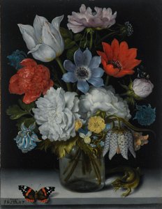 Hollandais : Fleurs dans une fiole de verre sur un rebord de marbre, flanquées d