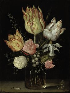 Nature morte de fleurs dans un vase en verre avec une chenille et un papillon